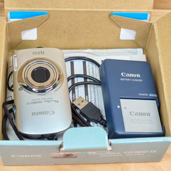Canon PowerShot SD960IS 12.1 MP Digital Camera, 4X Optical Zoom, Made in Japan - Picture 3 of 9